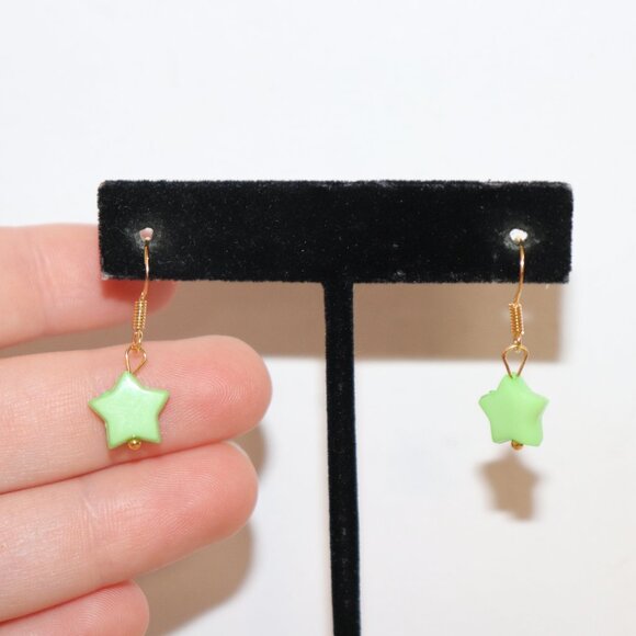 NWOT Gold and green star dangle earrings 1 1/8" - Picture 3 of 5
